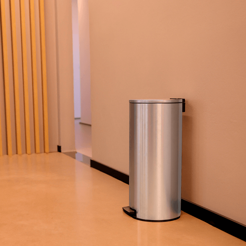 lixeira-com-pedal-loop-em-aco-inox-c-acabamento-polido-e-balde-interno-30-l-94547030-tramontina